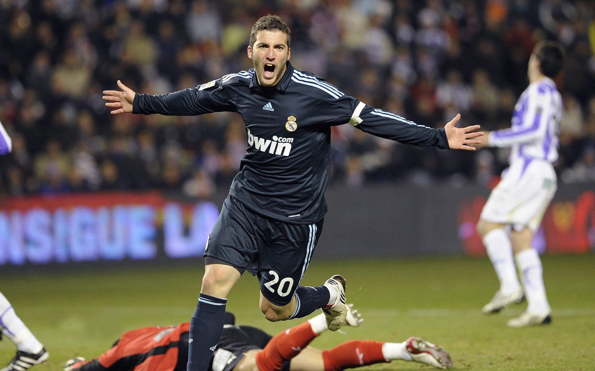 世界杯精彩瞬间合集:绝佳片段一一呈现!,世界杯精彩剪辑