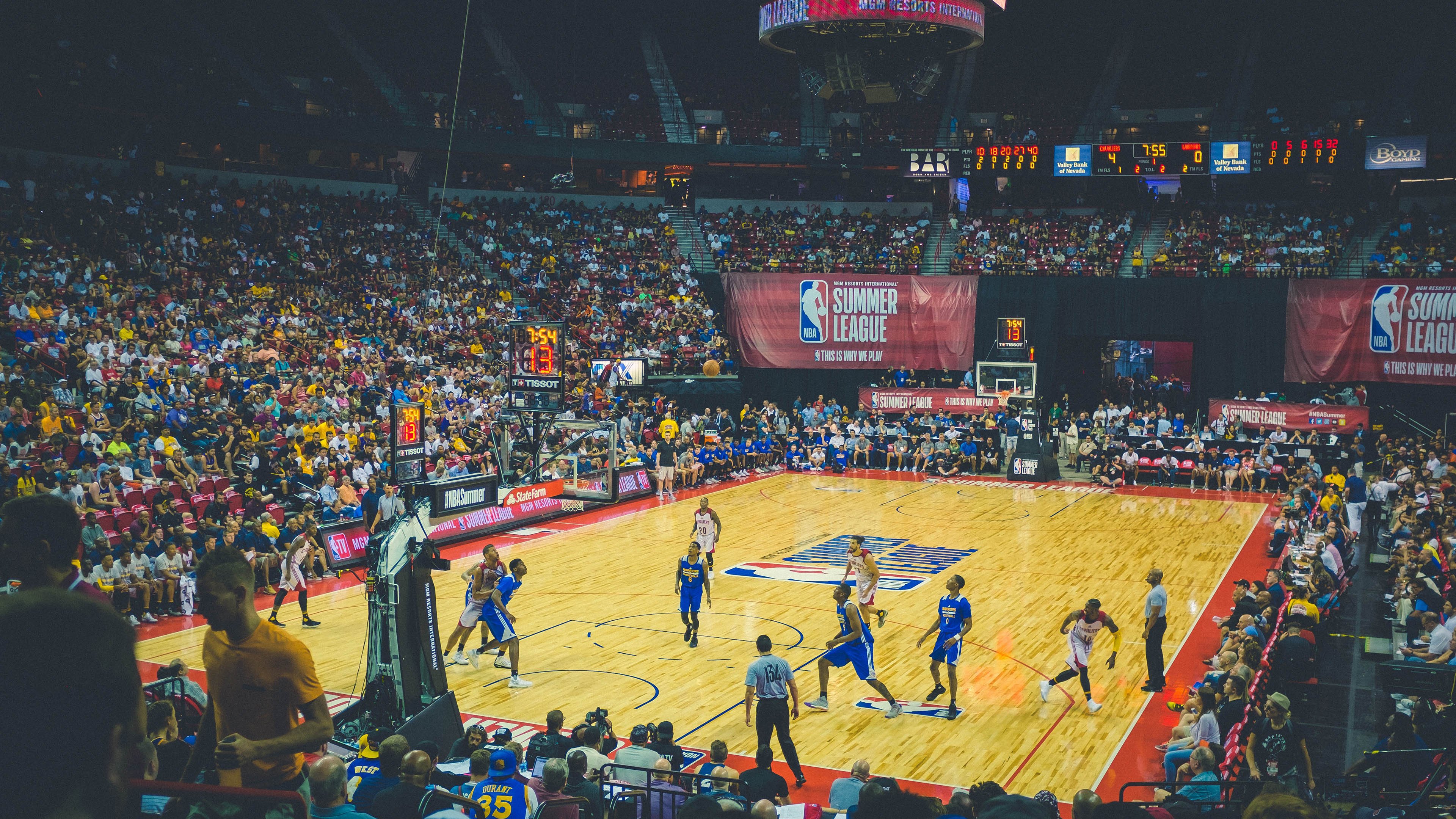 世界杯八强：荷阿大战火药味十足 裁判出牌次数创纪录